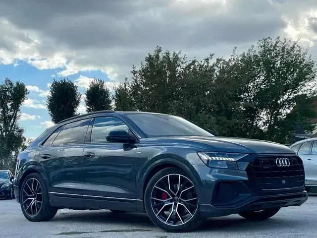 AUDI Q8