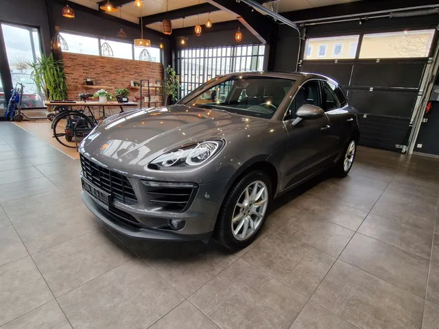 PORSCHE MACAN