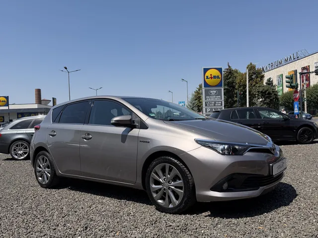 TOYOTA AURIS
