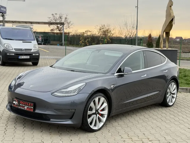 TESLA MODEL 3