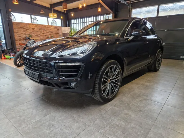PORSCHE MACAN