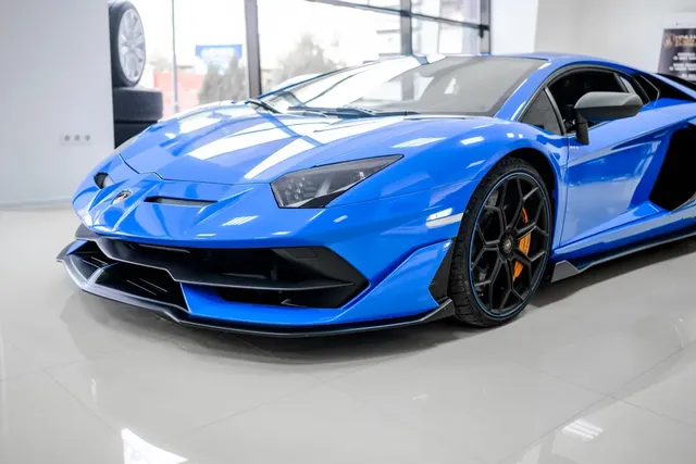 LAMBORGHINI AVENTADOR