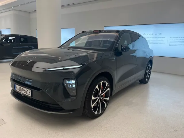 NIO EL8