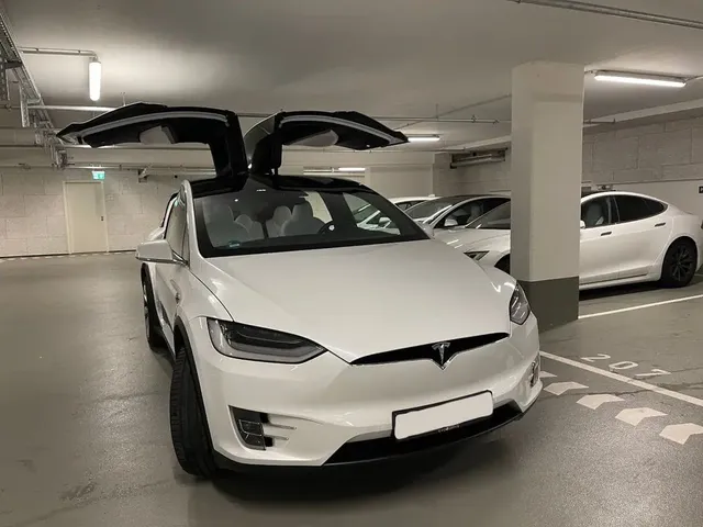 TESLA MODEL X