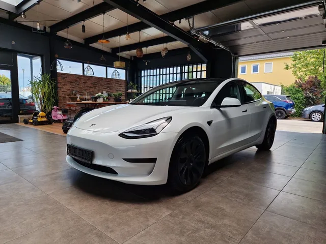 TESLA MODEL 3