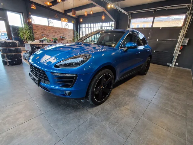 PORSCHE MACAN