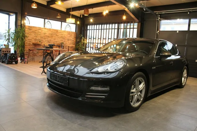 PORSCHE PANAMERA