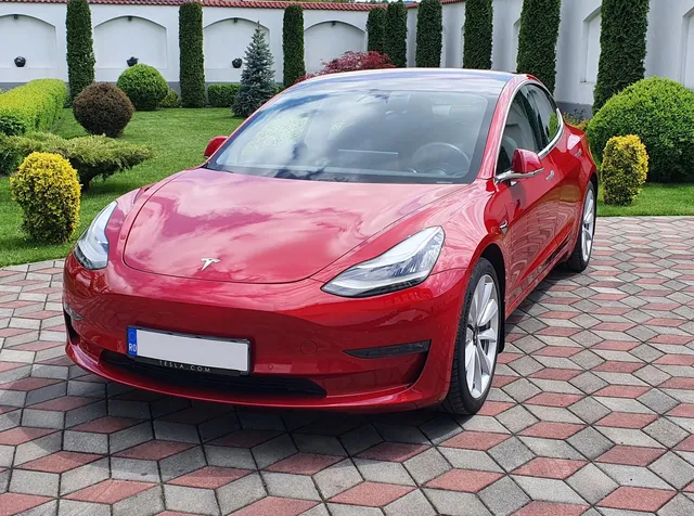 TESLA MODEL 3