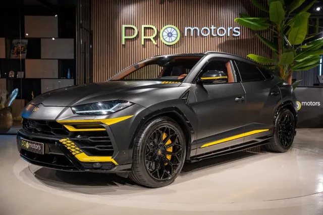 LAMBORGHINI URUS