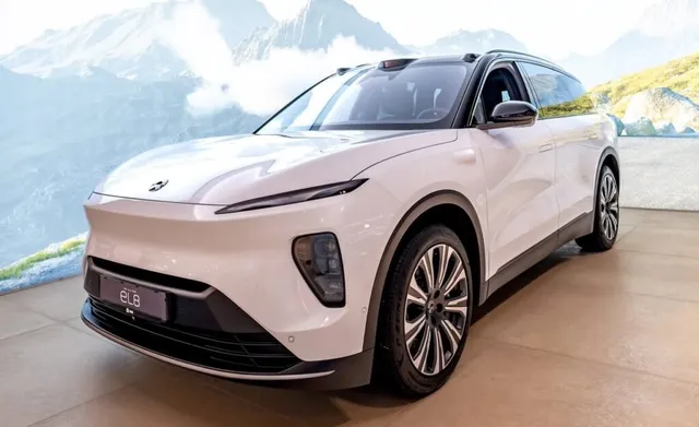NIO EL8