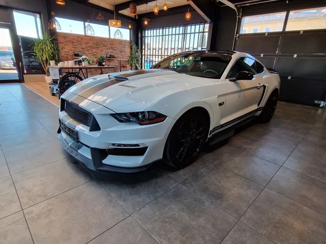 FORD MUSTANG