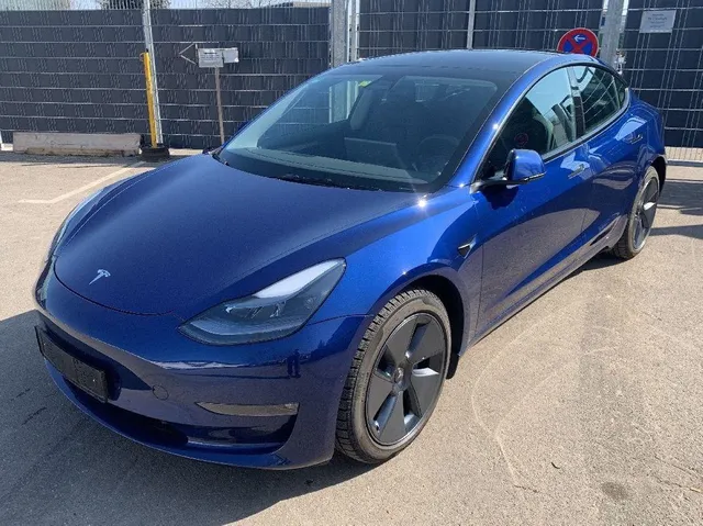 TESLA MODEL 3