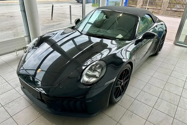 PORSCHE 911 CARRERA 4 GTS CABRIOLET