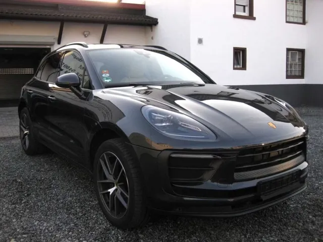 PORSCHE MACAN