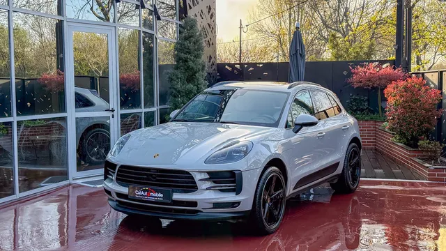 PORSCHE MACAN
