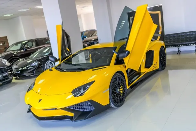 LAMBORGHINI AVENTADOR