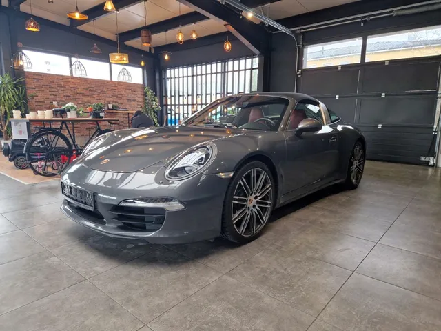 PORSCHE 911