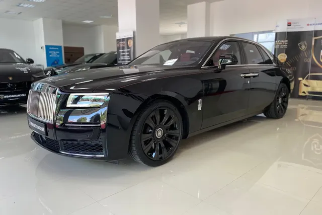 ROLLS-ROYCE GHOST