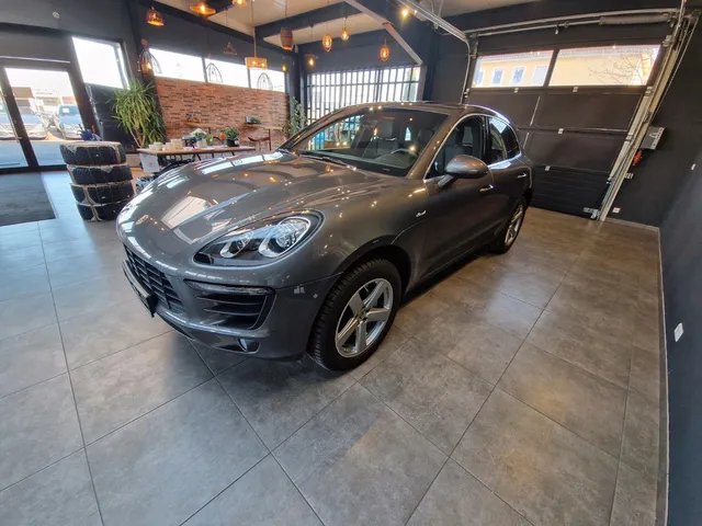 PORSCHE MACAN