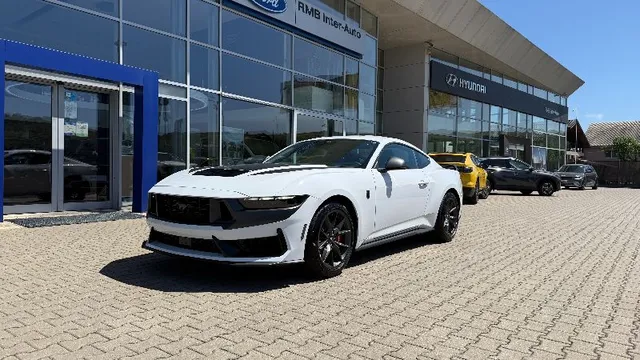 FORD MUSTANG