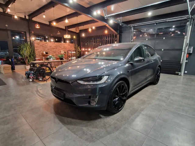 TESLA MODEL X